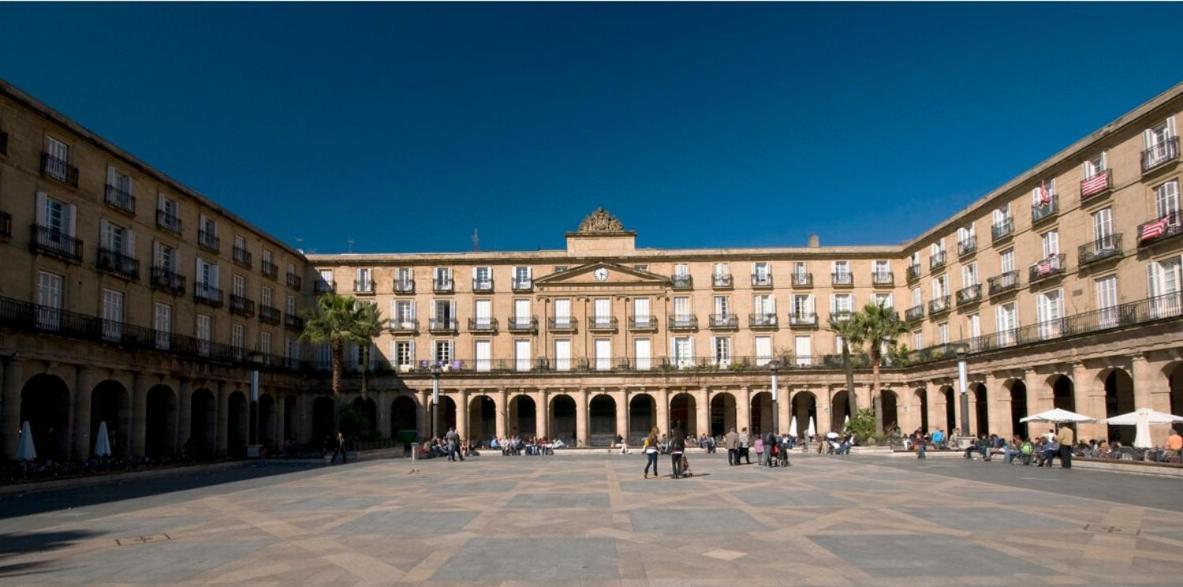 A 5 Minutos Andando Del Casco Viejo, Ayuntamiento, Plaza Circular Y Gran Via De Bilbao Y Proximo A Las 2 Lineas De Metro Exterior foto
